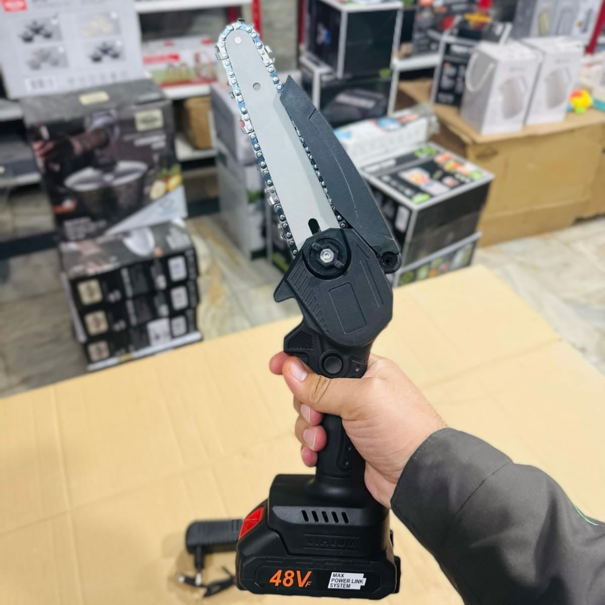 Mini motosierra eléctrica de mano recargable