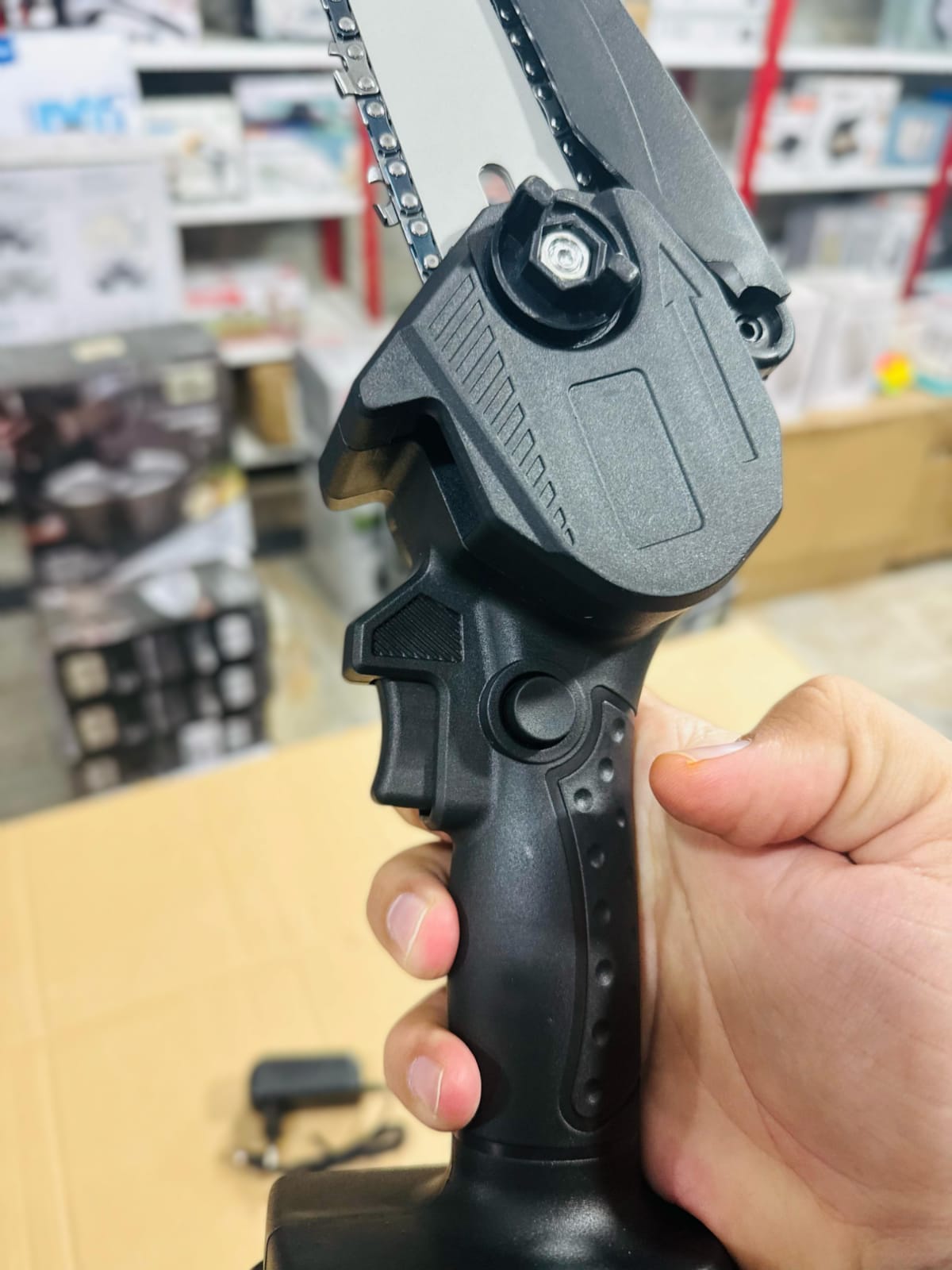 Mini motosierra eléctrica de mano recargable