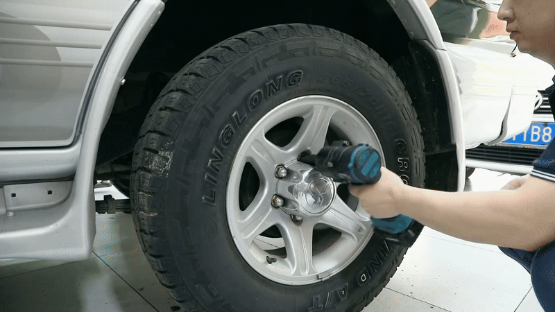 Llave De Impacto Electrica Con Bateria De Litio Y Accesorios